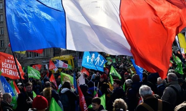 Macron'un görüşme yaptığı Versay Sarayı'nın çevresinde emeklilik reformu protestosu