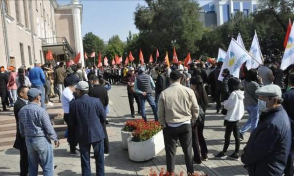 Kırgızistan'da barajı geçemeyen partilerin temsilcilerinden seçim sonucu protestosu