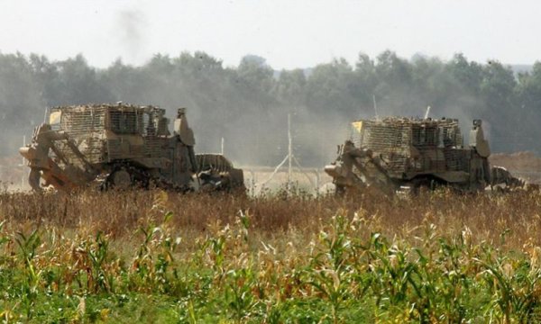 İsrail güçleri Gazze sınırındaki tarım arazilerine buldozerlerle zarar verdi