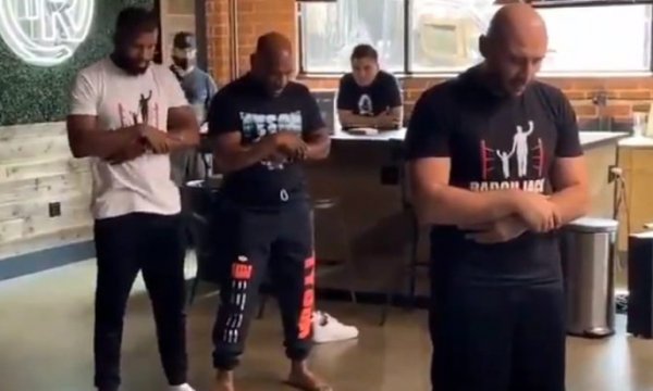 Mike Tyson'ın namaz kıldığı anlar sosyal medyadan paylaşıldı
