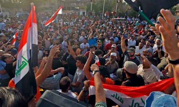 Bağdat'ta Fransa Büyükelçiliği önünde protesto