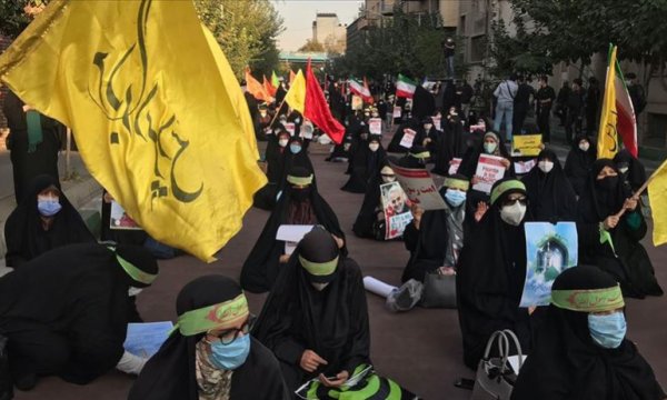 Tahran'da Fransa'nın İslam karşıtı tavrı protesto edildi