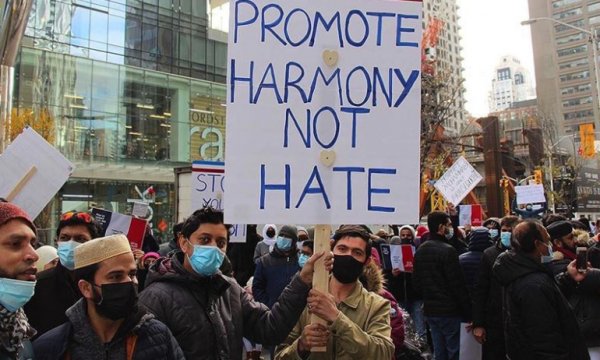 Kanadalı Müslümanlar Fransa ve Macron’un İslam karşıtlığını protesto etti