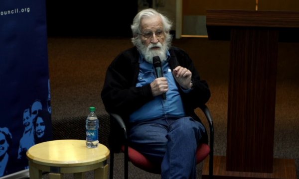 Noam Chomsky: "Trump İnsanlık için Bir Tehdit"