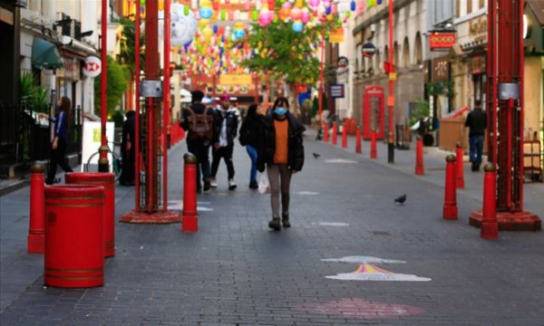 İngiltere'de son 24 saatte Kovid-19 nedeniyle 355 kişi hayatını kaybetti