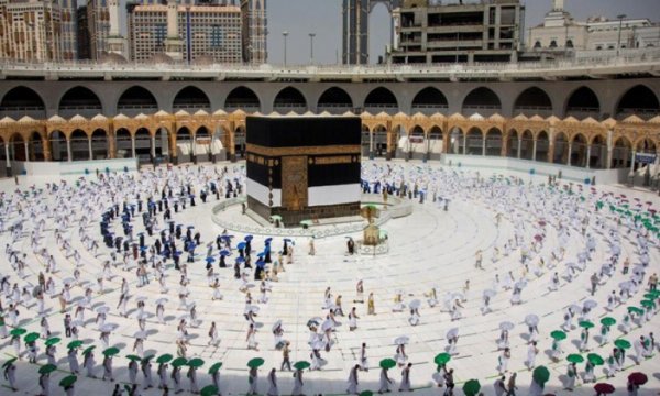 Yurt dışından giden ilk umre kafilesi 8 ay aradan sonra Kabe'de tavaf yaptı