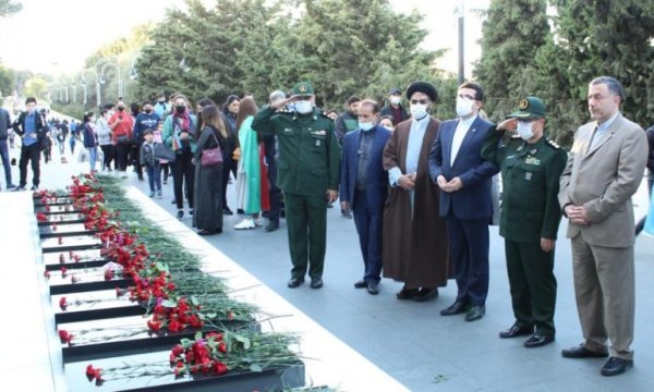Azerbaycan'ın Şuşa zaferi sonrası İranlı Büyükelçi şehitliği ziyaret etti 