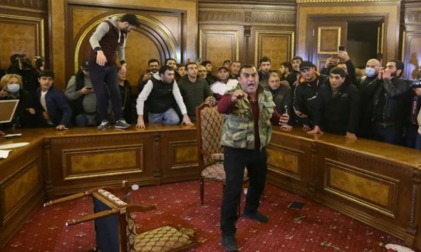 Ermenistan'da halk anlaşmaya öfkeli: Hükümet binası basıldı