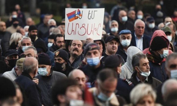 Erivan'da Halk Sokaklara Döküldü