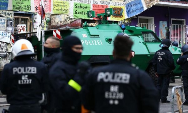 Almanya'da aşırı sağcı şüphelisiyle polis ve itfaiyeye yönelik operasyon
