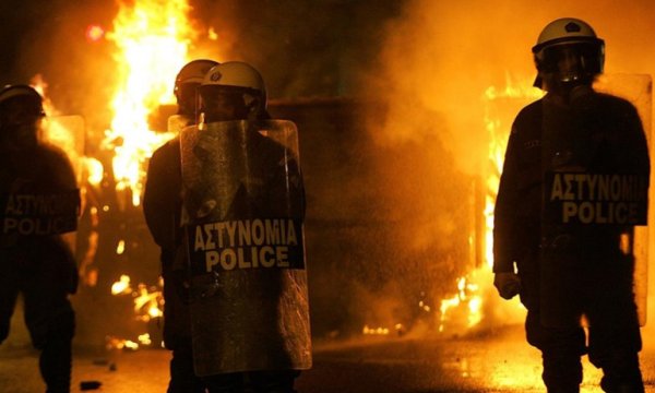 Atina'da 70-80 kişilik maskeli grup karakola saldırdı: 5 yaralı
