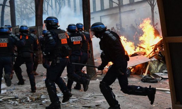 Paris'te protestolara şiddet karıştı