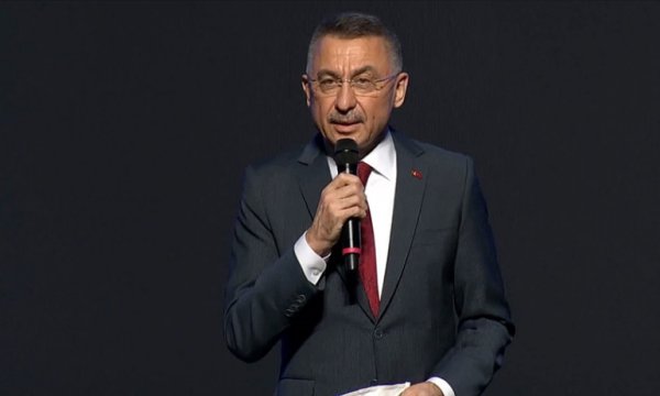 Cumhurbaşkanı Yardımcısı Oktay kürsüde konuşma yaptığı sırada fenalaştı