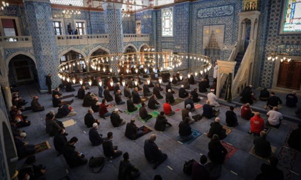 Türkiye'de halk, yarın evine en yakın camide cuma namazını kılabilecek