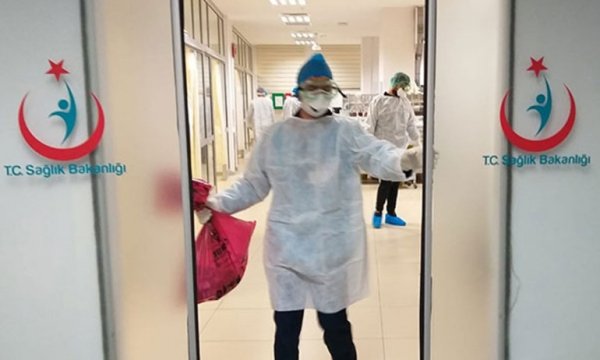 Hastalar, doktorlarına yeni tip koronavirüsü soruyor  
