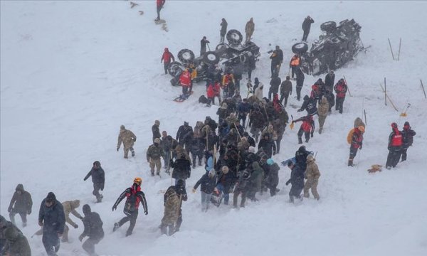 Van'da Çığ altındakileri arayan ekiplerin üzerine çığ düştü: En az 38 ölü