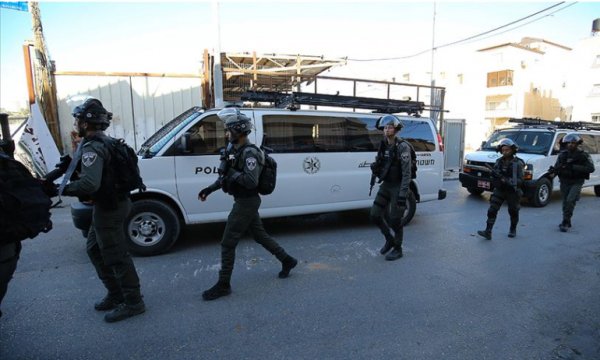 Siyonist askerleri Batı Şeria'da 5 beldenin giriş-çıkış yollarını kapattı