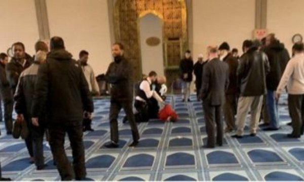 Londra'da Camide Bıçaklı Saldırı