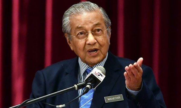 Malezya Kralı, Mahathir Muhammed'i 'geçici başbakan' olarak görevlendirdi