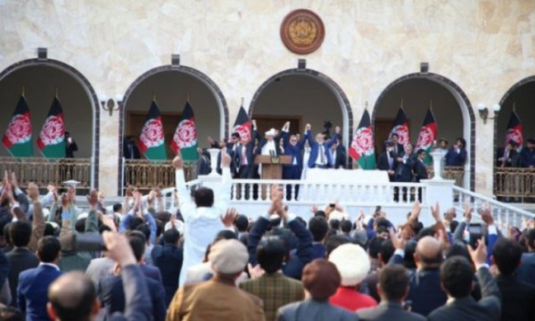 Afganistan'ın artık iki tane yeminli Cumhurbaşkanı var 