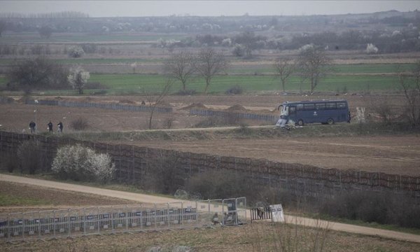 Yunanistan hudut birlikleri sınır hattına 'siper' kazıyor