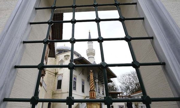 Avrupa'daki bazı camilerde koronavirüs salgını nedeniyle ezan okunmaya başladı