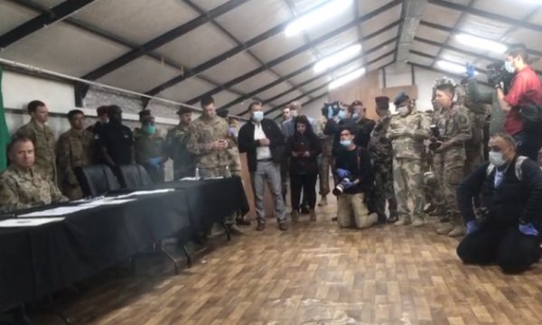 Iraklı direnişçiler ABD güçlerini üslerinden kovmaya başladı
