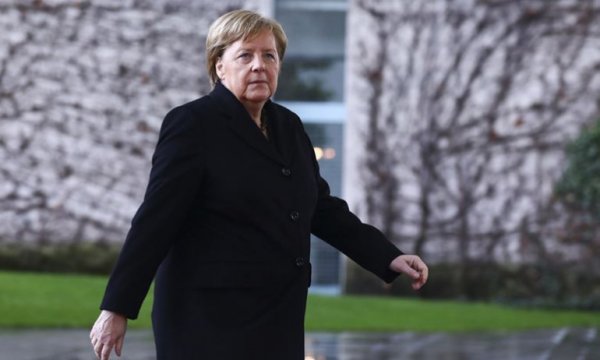 Merkel: İbadethanelerinde bir araya gelemeyen tüm inananlarla zihnen beraberim