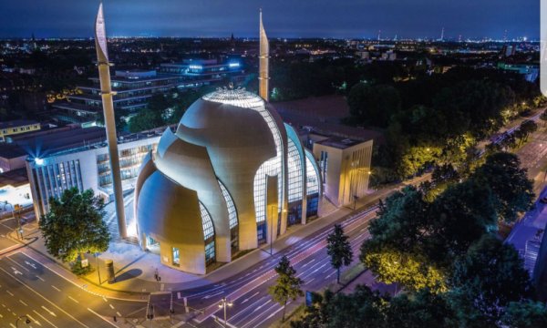 Köln’de ilk defa höparlörden akşam ezanı okundu