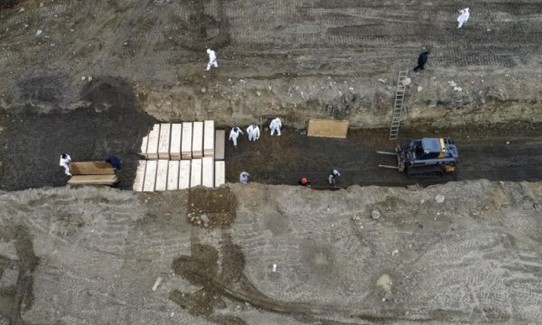 Küresel kapitalizmin merkezinde koronavirüs kurbanları toplu mezarlara gömülüyor