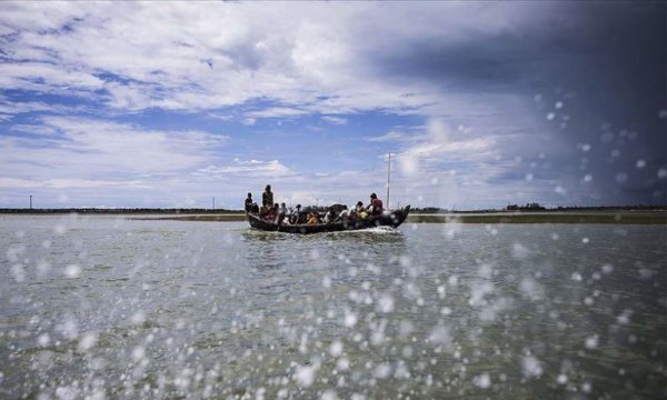 Haftalardır denizde tekneyle sürüklenen Arakanlı sığınmacılar kurtarıldı