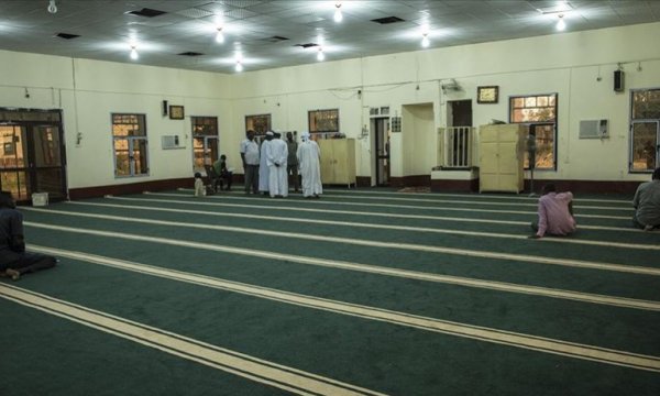 Sudan'da camilerde cemaatle namaz kılınmasını askıya alındı