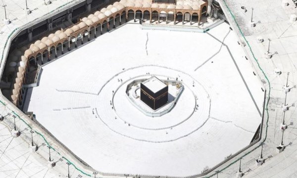 Suudi Arabistan: Kovid-19 nedeniyle teravih ve bayram namazı evlerde kılınacak