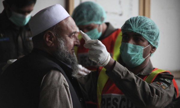 Pakistan'da Kovid-19 vaka sayısı 9 bini geçti