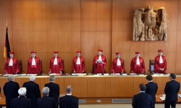 Almanya Anayasa Mahkemesinden Camilerde ibadet kararı