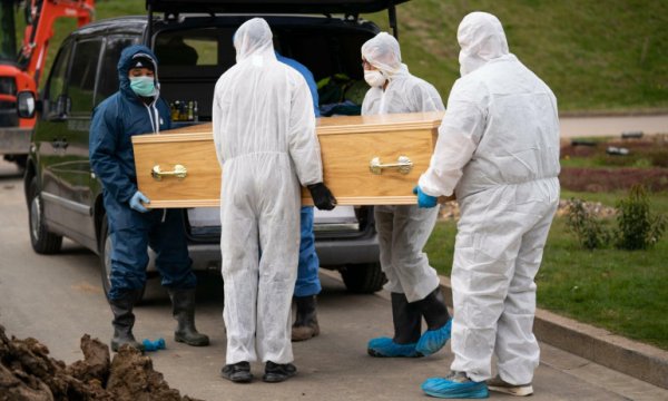 İngiltere'de Kovid-19 kaynaklı ölüm riski siyahilerde 4 kat daha fazla