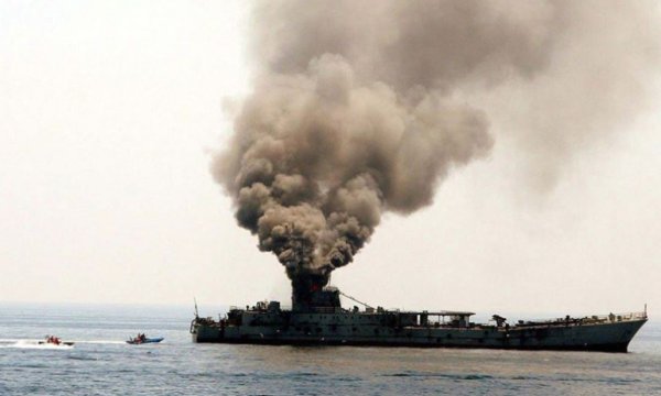 İran'da deniz tatbikatı kazasında ölenler için cenaze töreni
