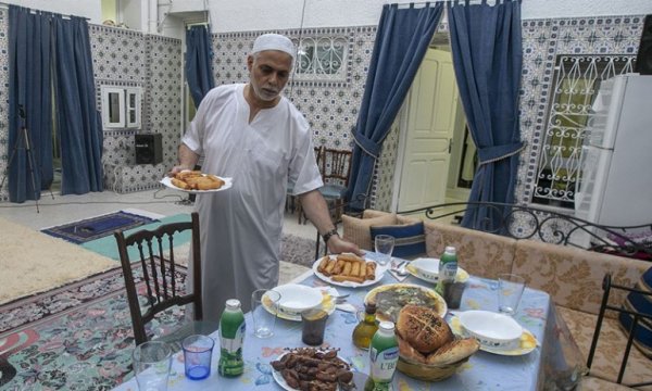 Tunuslu medrese hocası salgın günlerinde ramazan ruhunu canlı tutmaya çalışıyor