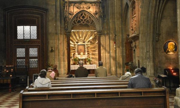 Almanya’da bir kilisedeki ayine katılan 40'den fazla kişiye Kovid-19 bulaştı