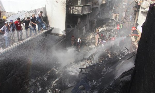 Pakistan'daki uçak kazasında 2 kişi dışında kurtulan olmadı
