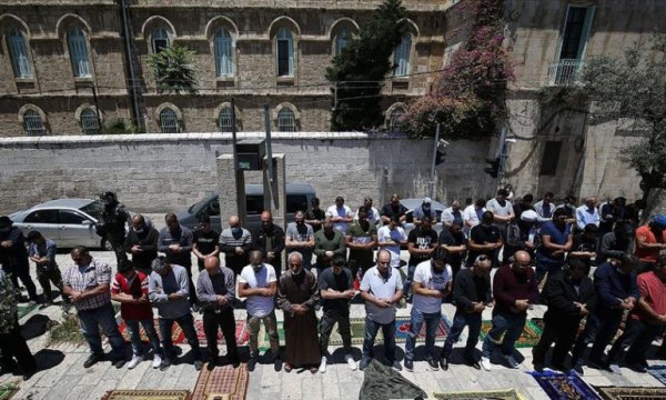 Filistinliler cuma namazını Mescid-i Aksa'nın kapılarında kıldı