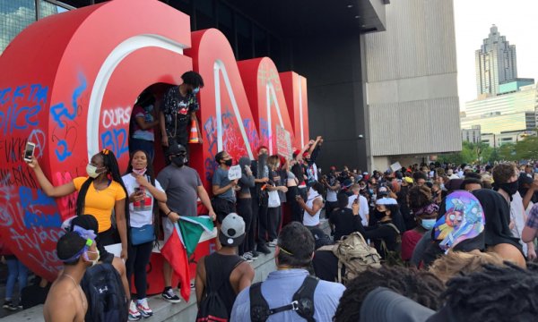 Washington'da Beyaz Saray kilit altına alındı, Atlanta'da CNN binasına saldırıldı; ABD'de George Floyd protestoları büyüyerek yayılıyor