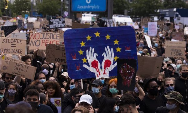Almanya'da binlerce kişi katılımlı George Floyd protestosu