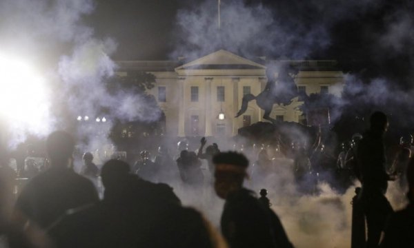 Beyaz Saray'da panik: Protestolar sırasında Trump sığınağa götürüldü