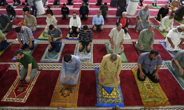Gazze'de camiler ibadete açıldı
