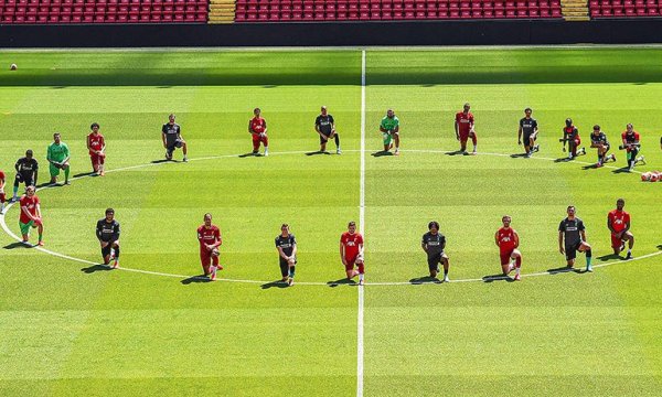 Liverpoollu futbolcular George Floyd için diz çöktü