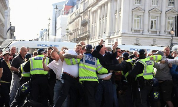 Londra'da aşırı sağ ve ırkçılık karşıtı göstericiler arasında çatışma çıktı