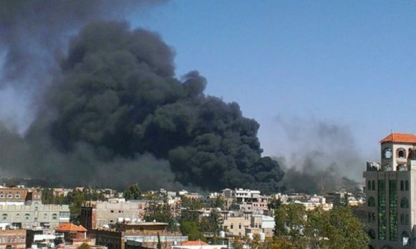 Suud öncülüğündeki koalisyon, Yemen'in başkent Sana'ya yine hava saldırısı başlattı