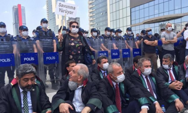 Baroların oturma eylemi devam ediyor