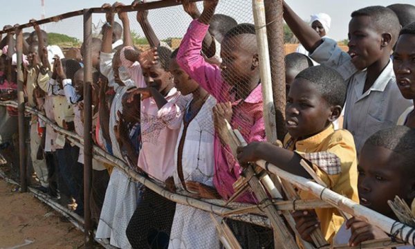 Binlerce göçmen yiyecek ve sudan bile mahrum